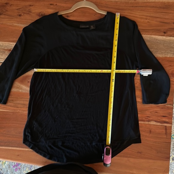 Tahari “Blouson Sleeve Mixed Media Top” Size:M
Color:Black - Picture 6 of 6